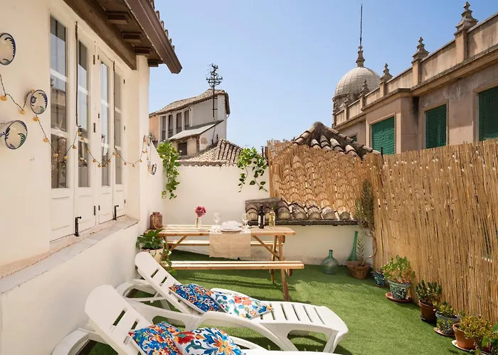 Central Top-Floor Near Cathedral With Private Terrace - 3A