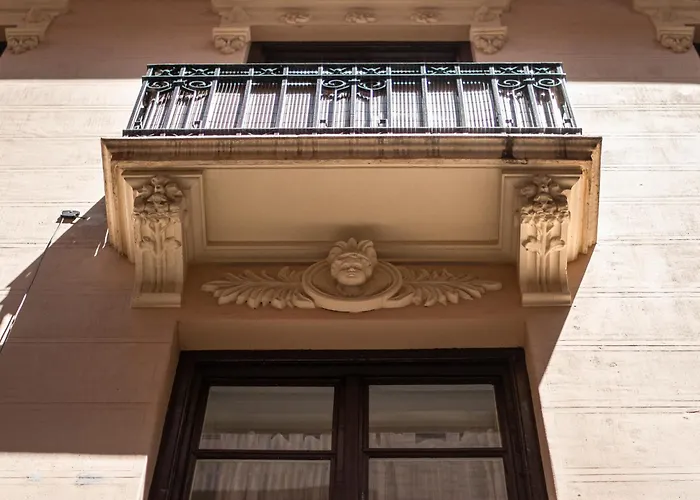 Central Top-Floor Near Cathedral With Private Terrace - 3A